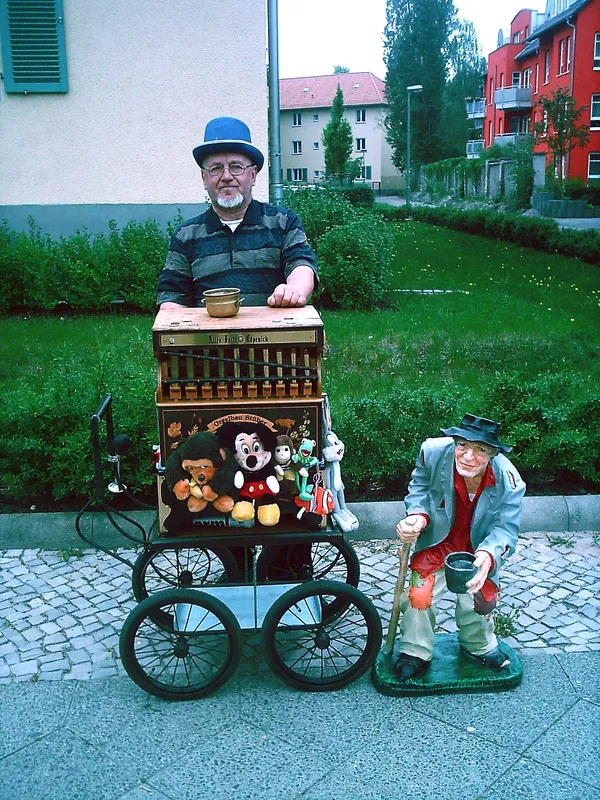 Siegfried Eisbrenner mit Drehorgel