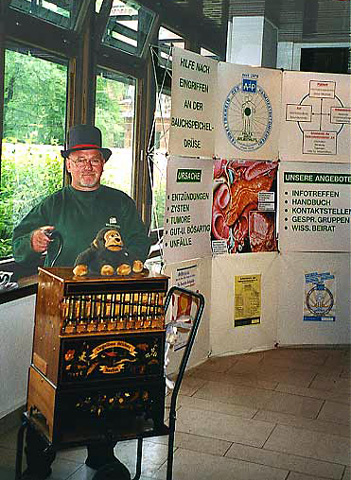 Siegfried Eisbrenner bei  einem Kongress mit  seiner  Drehorgel