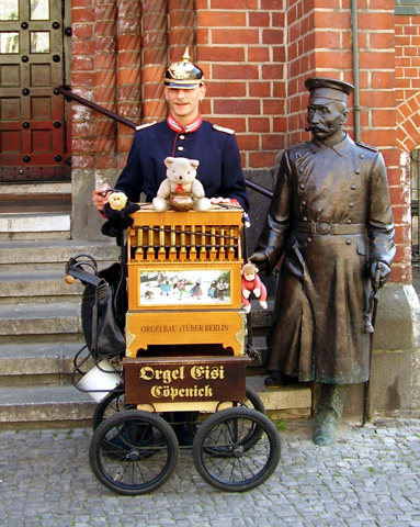 Orgel Eisi vor dem Köpenicker Rathaus